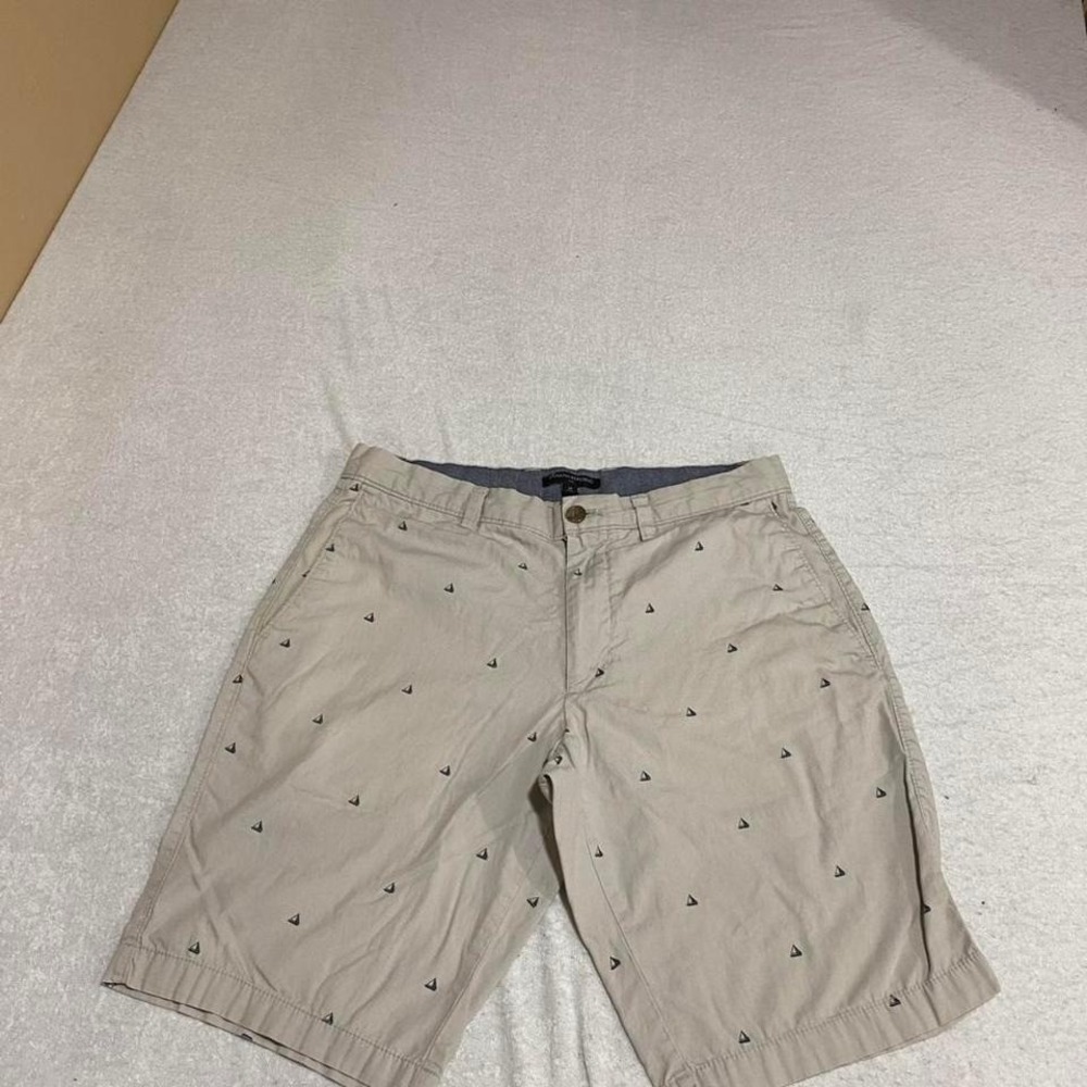 Banana Republic khaki/ gray shorts with sailboat embroidery Size men 31". SKU626